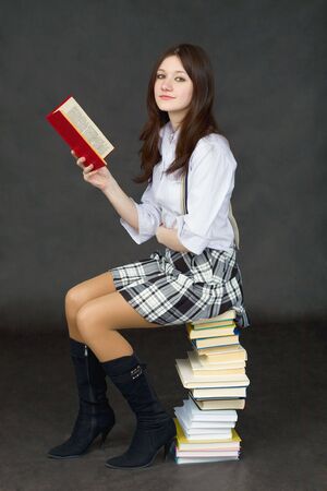 Schulmädchen Hebt Ihren Rock Beim Spielen Schulmädchen Hebt Ihren Rock Beim Spielen